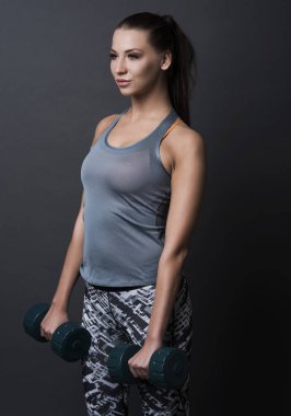 kadın dumbells ile egzersiz 