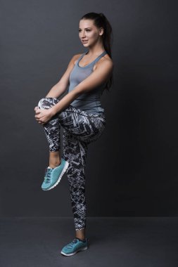 Kadın bacaklarını açıyor.