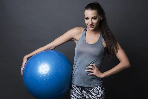 Frau hält Ball fit — Stockfoto