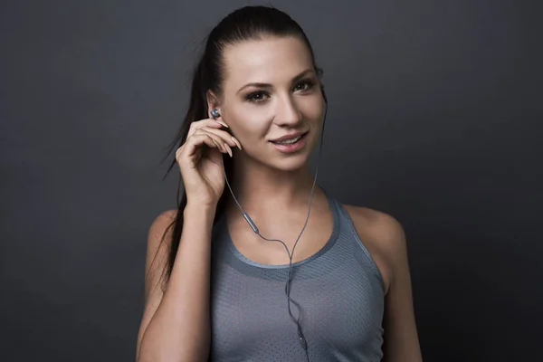 Mujer joven deportiva en auriculares — Foto de Stock