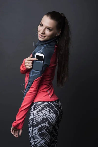 Mujer deportiva con smartphone — Foto de Stock