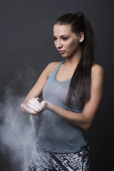 Donna sportiva con polvere bianca — Foto Stock