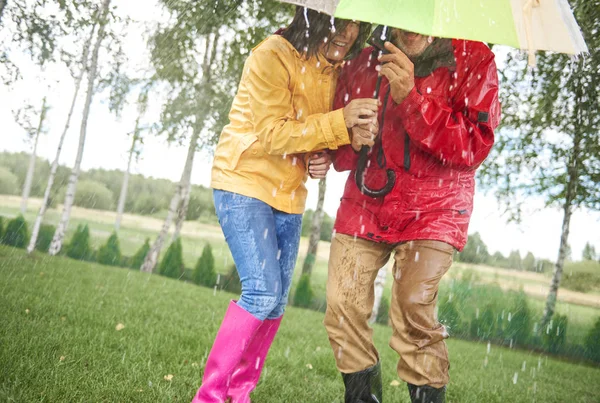 Casal adulto abaixo de um guarda-chuva — Fotografia de Stock