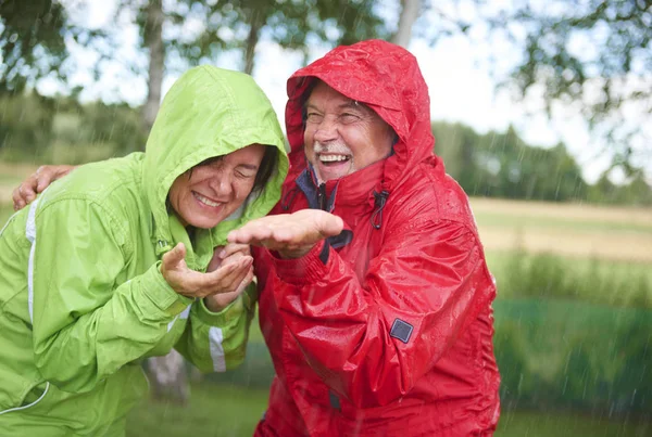 Пара веселится под дождем — стоковое фото