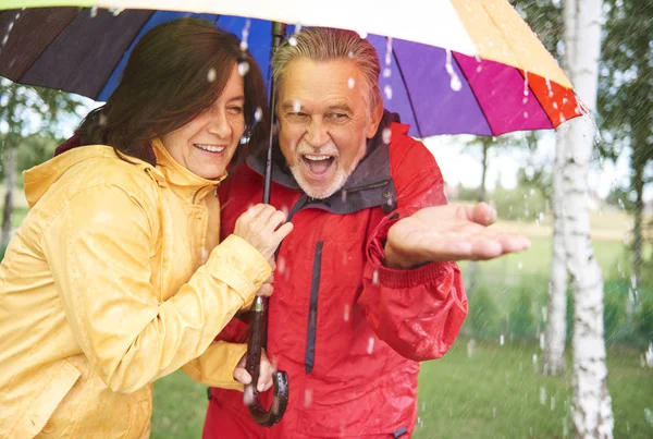 Casal adulto sob guarda-chuva — Fotografia de Stock