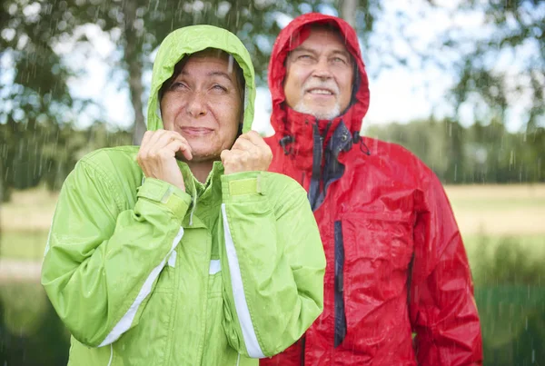 Взрослая пара в дождливый день — стоковое фото