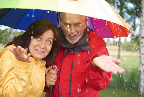 Casal adulto sob guarda-chuva — Fotografia de Stock