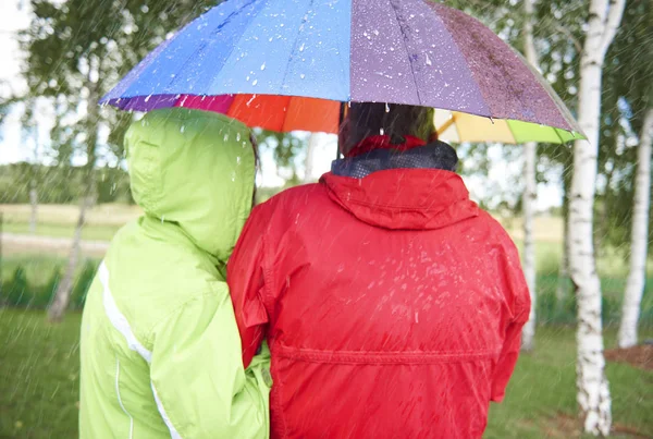비를 맞고 걷는 부부 — 스톡 사진