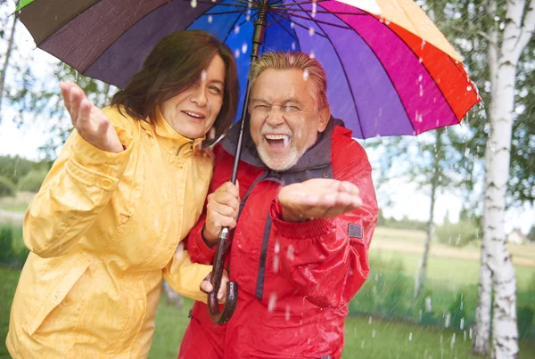 Fröhliches erwachsenes Paar — Stockfoto