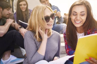 birlikte okuyan arkadaşlar