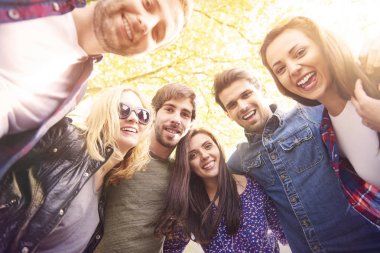 neşeli arkadaş grubu