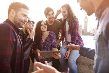  arkadaşlar dijital tablet kullanarak 