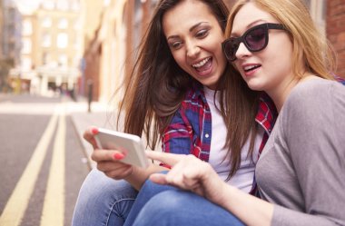Akıllı telefon kullanan kızlar