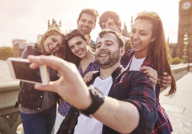 neşeli arkadaşları selfie alarak