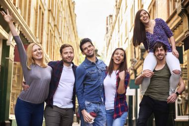 neşeli arkadaş grubu