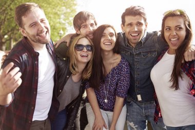 neşeli arkadaş grubu