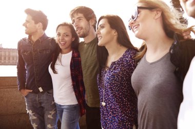 neşeli arkadaşları kucaklayan 