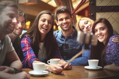 Arkadaşlar selfie çekiyor.