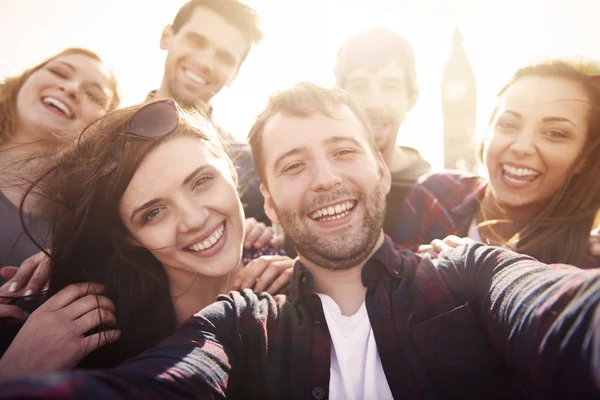 neşeli arkadaşları selfie alarak