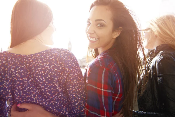 Felice amiche donne — Foto Stock