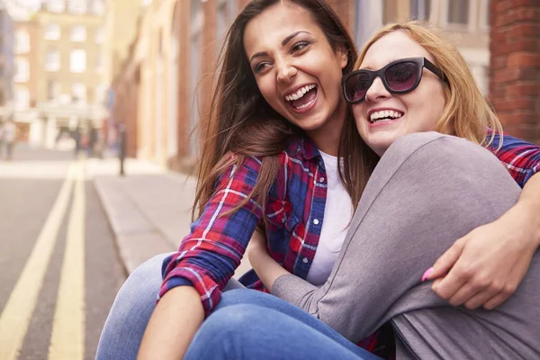 Happy kvinnliga vänner — Stockfoto