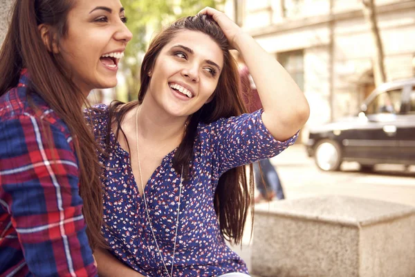 iki mutlu arkadaşlar