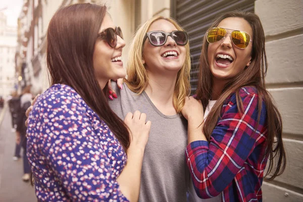 Felice amiche donne — Foto Stock