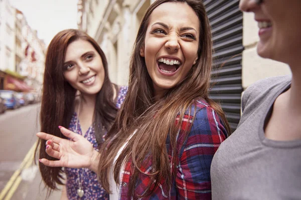 Felice amiche donne — Foto Stock