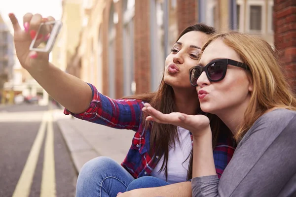 Tjejer tar en selfie — Stockfoto