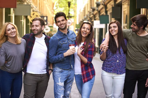 Grupo de amigos alegres — Fotografia de Stock