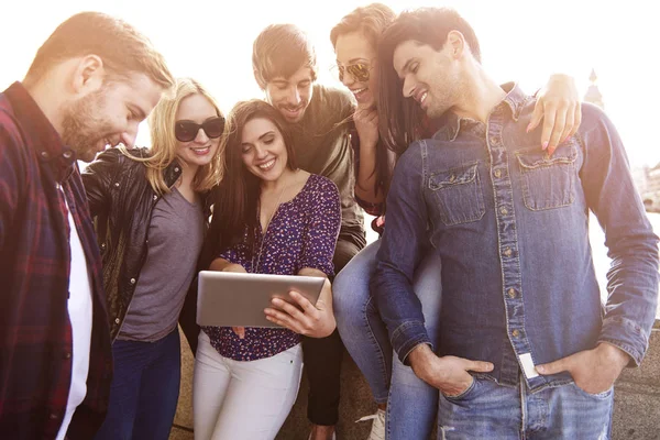  arkadaşlar dijital tablet kullanarak 