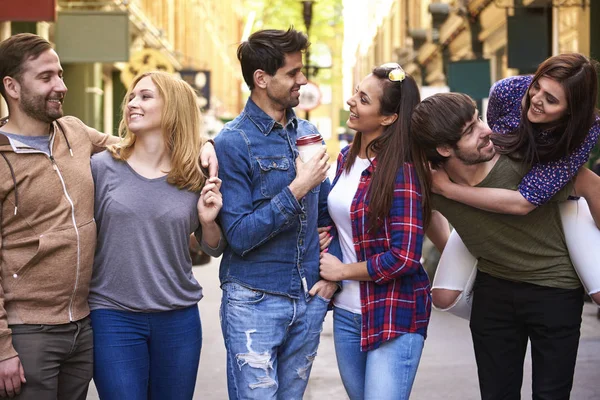 neşeli arkadaş grubu