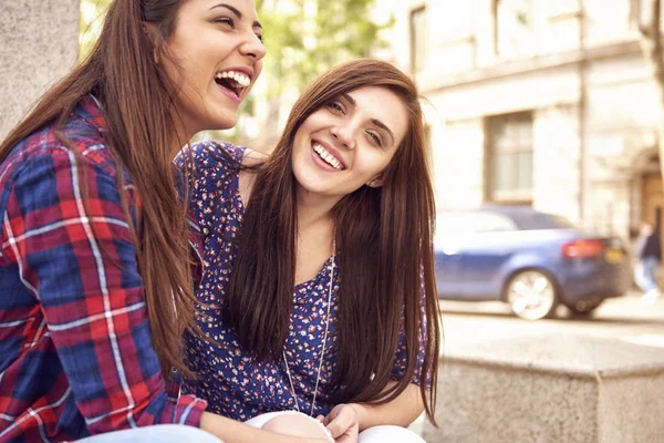 Duas amigas felizes do sexo feminino — Fotografia de Stock