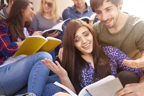 birlikte okuyan arkadaşlar