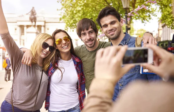 Amigos tomando fotos — Foto de Stock