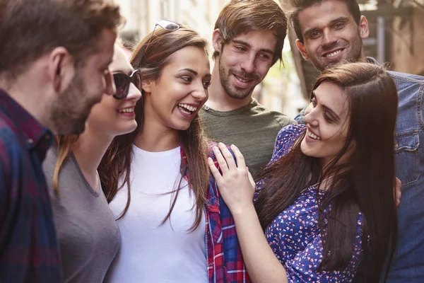 Grupp glada vänner — Stockfoto