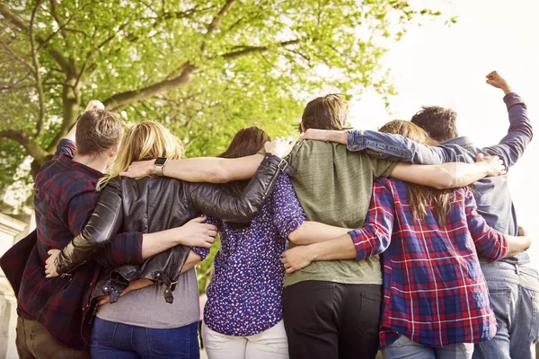 Grupo de amigos alegres — Foto de Stock