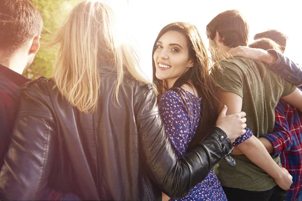 Felices amigos pasando tiempo juntos — Foto de Stock