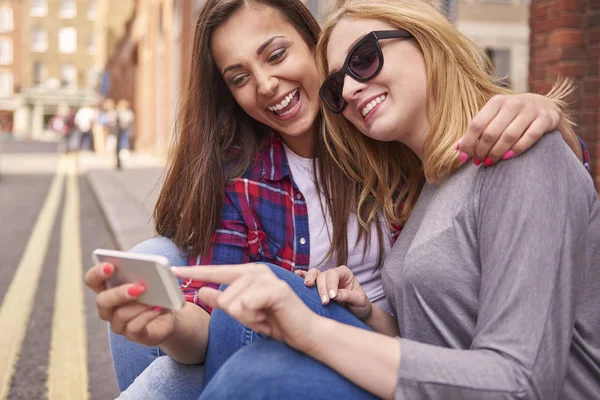 Meninas usando smartphone — Fotografia de Stock