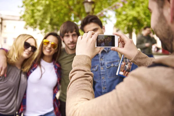 arkadaşlar fotoğraf çekme