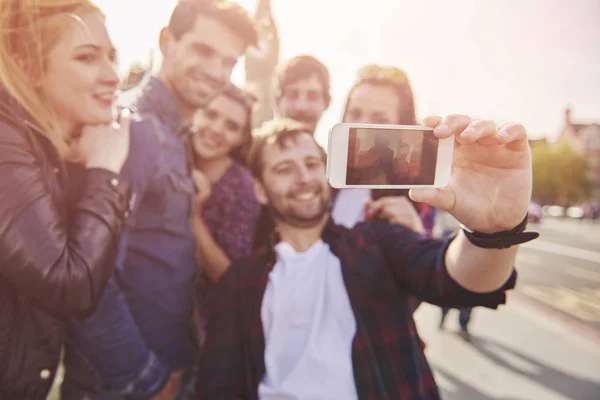 Amici allegri prendendo selfie — Foto Stock