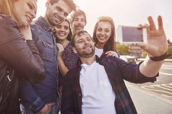 Wesoły znajomi przy selfie — Zdjęcie stockowe