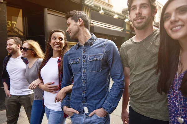 neşeli arkadaş grubu