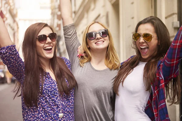 Felice amiche donne — Foto Stock