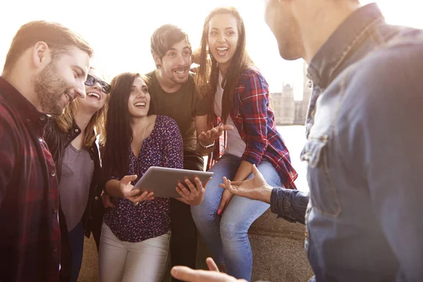  arkadaşlar dijital tablet kullanarak 