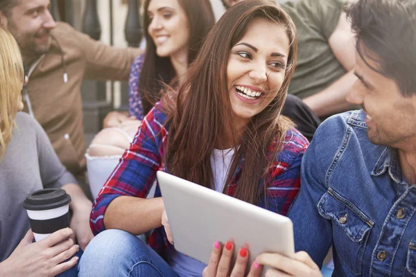 arkadaşlar dijital tablet kullanarak