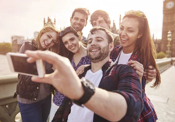 Amigos alegres tomando selfie — Foto de Stock
