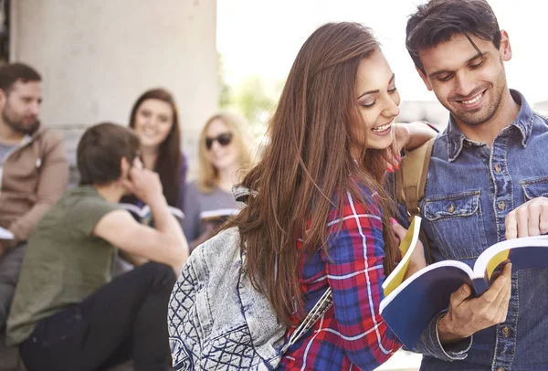 Okuldan molası Çift