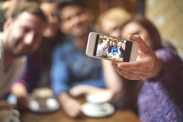 Amigos felices en la cafetería — Foto de Stock