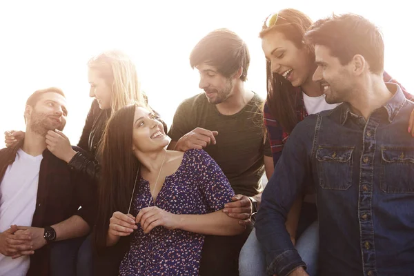 Grupp glada vänner — Stockfoto